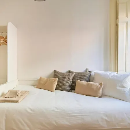 Lovely 2-bedroom In Trendy Campo Ourique * 리스본