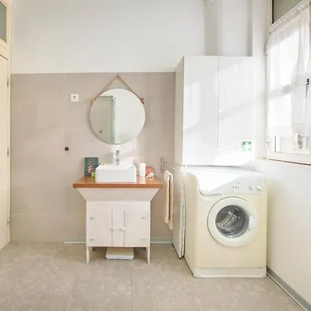 아파트 Lovely 2-bedroom In Trendy Campo Ourique