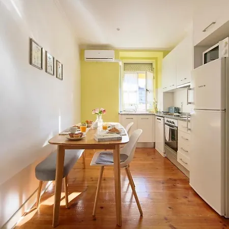 아파트 Lovely 2-bedroom In Trendy Campo Ourique *