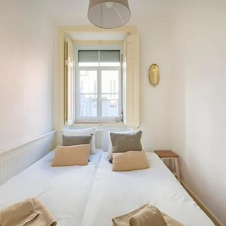 Lovely 2-bedroom In Trendy Campo Ourique Apartman *