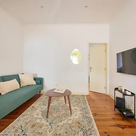 Lovely 2-bedroom In Trendy Campo Ourique Apartman *