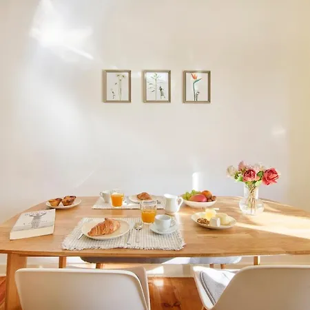 Lovely 2-bedroom In Trendy Campo Ourique Apartman