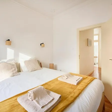 Lovely 2-bedroom In Trendy Campo Ourique Apartman