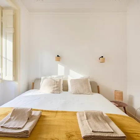 Lovely 2-bedroom In Trendy Campo Ourique Apartman
