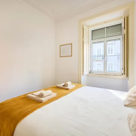 Lovely 2-bedroom In Trendy Campo Ourique Apartman