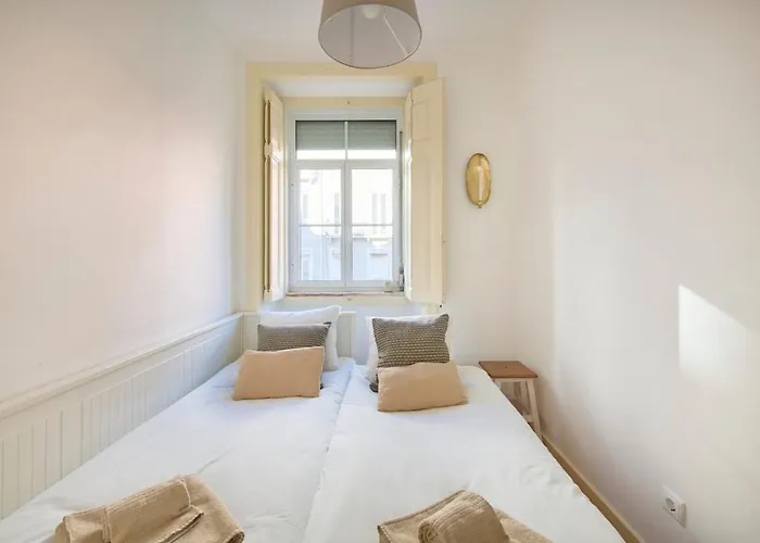 Lovely 2-bedroom In Trendy Campo Ourique Apartamento *