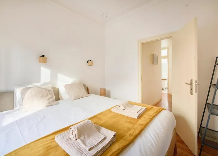 Lovely 2-bedroom In Trendy Campo Ourique Apartamento
