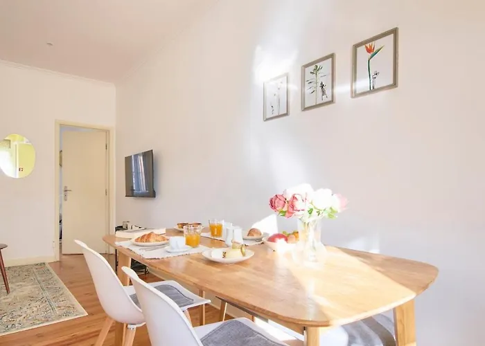 Lovely 2-bedroom In Trendy Campo Ourique アパート リスボン