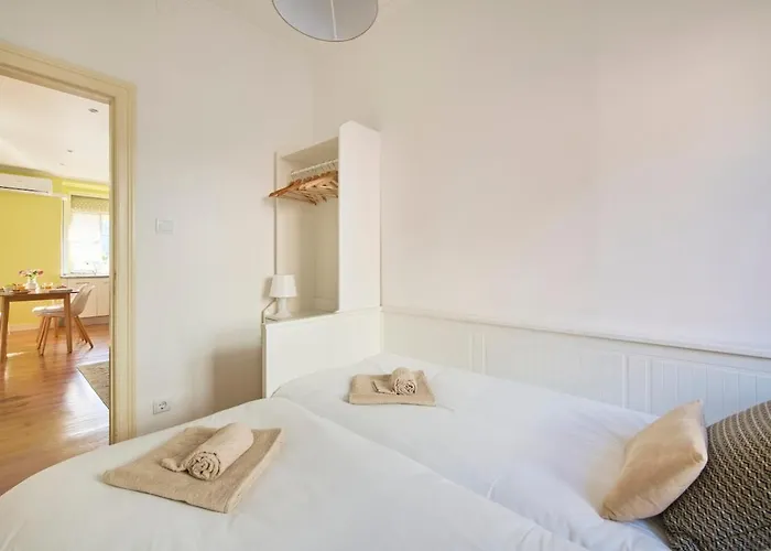 Lovely 2-bedroom In Trendy Campo Ourique アパート リスボン
