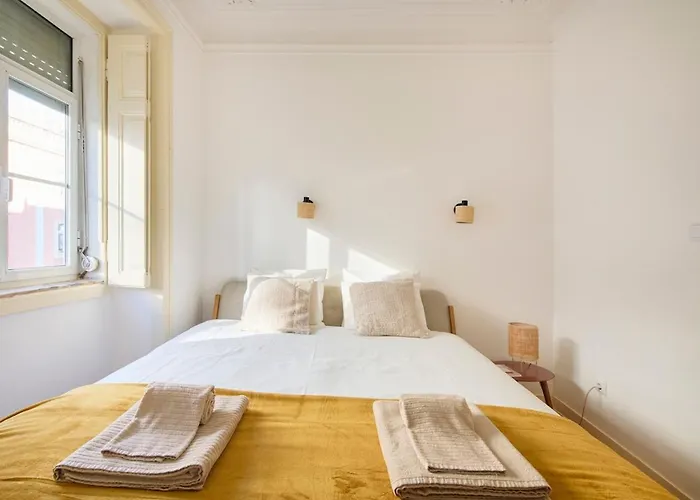 Lovely 2-bedroom In Trendy Campo Ourique Apartamento