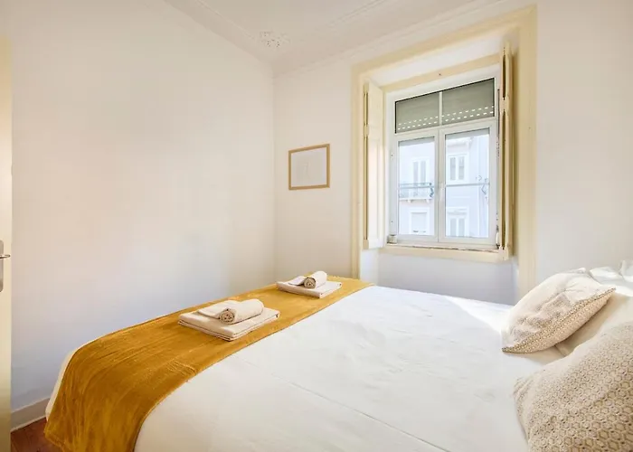 Lovely 2-bedroom In Trendy Campo Ourique Apartamento