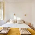 Lovely 2-bedroom In Trendy Campo Ourique Apartment